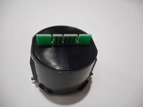 Schwarzer RJ11-Stecker mit einer grünen Kontaktleiste, möglicherweise von der Marke Remeha, auf einer hellen Oberfläche abgebildet.